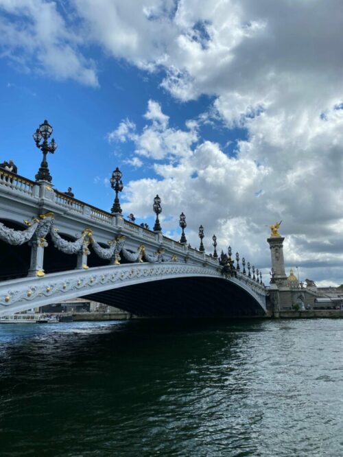 dejeuner-croisiere-sur-la-seine-a-paris-france