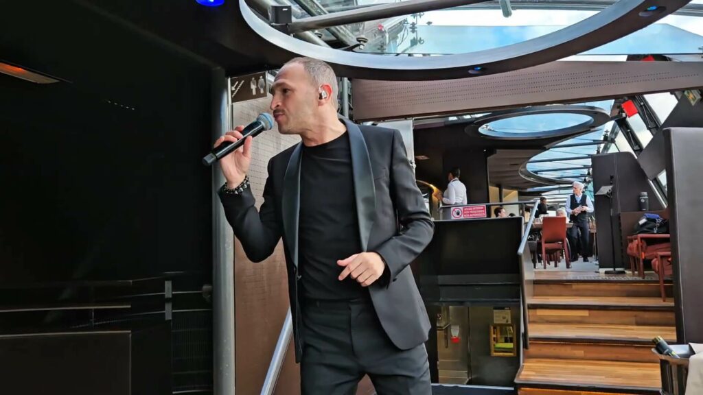 Chanteuse ou musicien se produisant entre les tables pendant la croisière