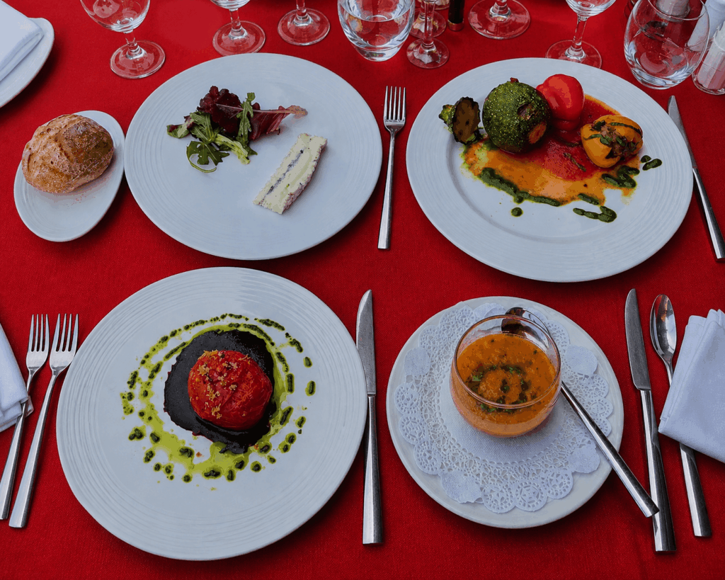 Assemblage élégant montrant les différents plats du menu Excellence sur table avec vue Seine en arrière-plan