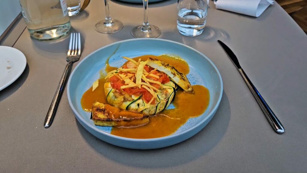 Assiette dressée montrant la présentation raffinée mais petite portion typique du menu