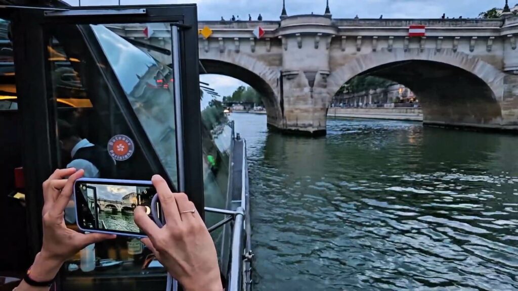 Vue depuis le bateau montrant Notre-Dame ou le Louvre illuminés depuis la Seine