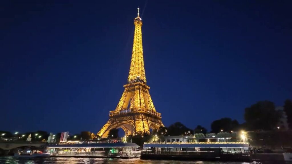 croisiere seine paris nuit tour eiffel illuminée scintillements