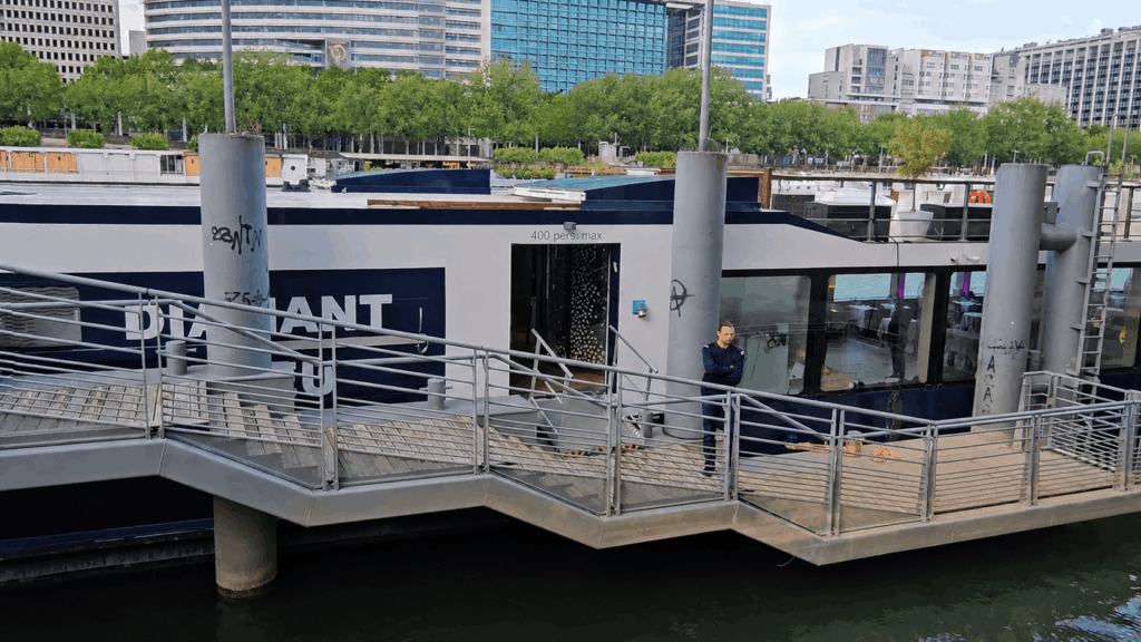 Vue du Quai de Bercy avec le bateau Diamant Bleu amarré, montrant l'accès facile et l'absence de foule